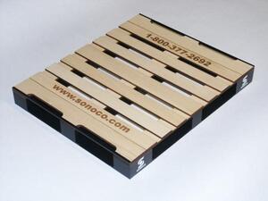 Pallet scale model with light wood deck boards engraved with a web address and phone number, set on a black base