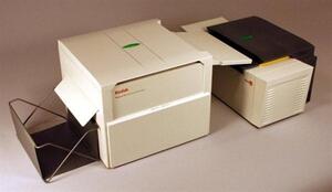 Kodak Magnus 800 desktop model with automatic plate loader, front three-quarter view with wire output tray at left