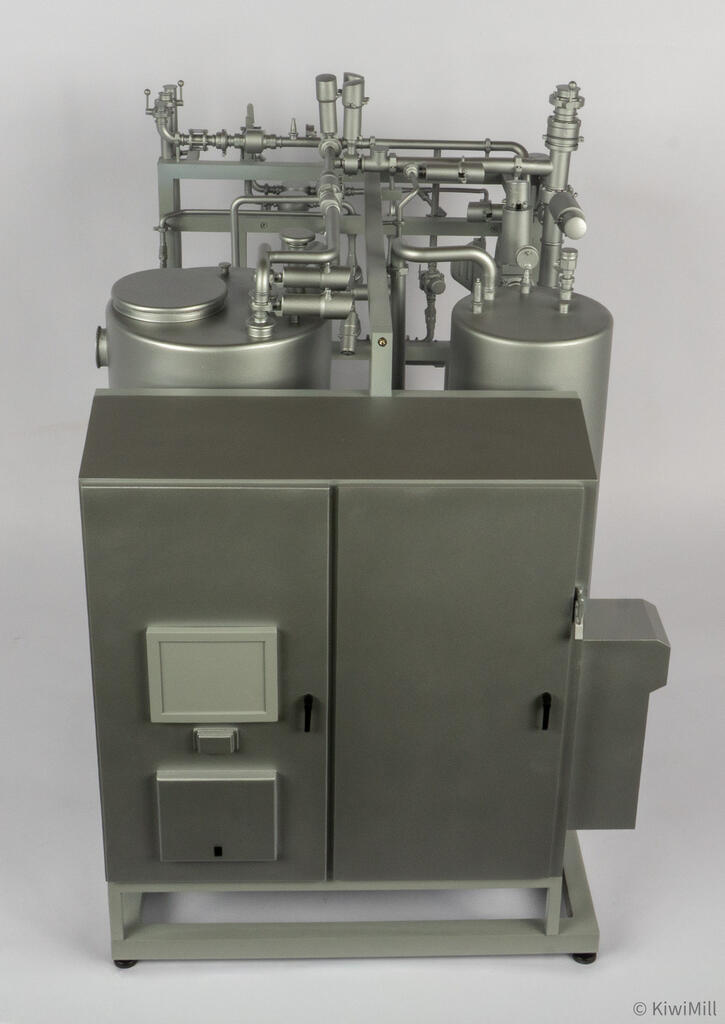 Electrical enclosure end of the BlenZer model from above, two doors, operator display and both tank tops behind